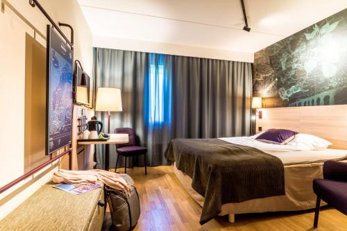 卡尔马斯堪卡尔马酒店的配有一张床和一台平面电视的酒店客房