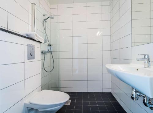 卡尔马斯堪卡尔马酒店的一间带卫生间和水槽的浴室