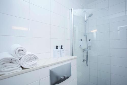 卡尔斯塔德斯堪迪克卡拉文酒店的带淋浴的白色浴室和台面毛巾