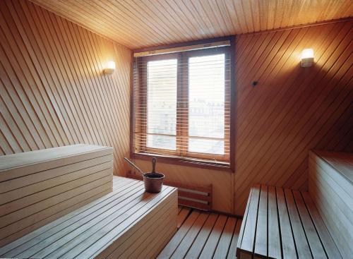 斯德哥尔摩斯堪迪克公园酒店的客房设有带窗户的桑拿浴室。