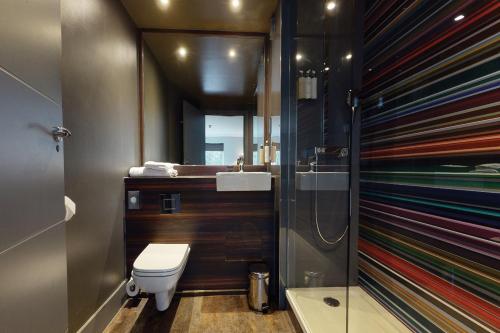 贝里曼彻斯特伯里乡村酒店的一间带卫生间和玻璃淋浴间的浴室