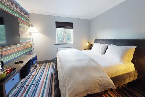 贝里曼彻斯特伯里乡村酒店的酒店客房,配有床和电视