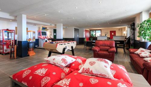 贝斯和圣阿纳斯泰斯SUPER-BESSE Charmant T2 Piscine chauffée & Parking couvert的客厅配有红色沙发和台球桌
