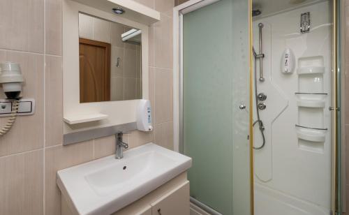 安塔利亚扎尔酒店的一间带水槽和淋浴的浴室