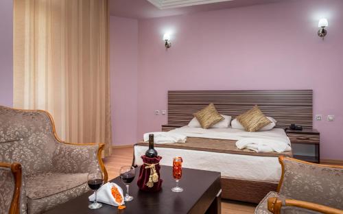 安塔利亚扎尔酒店的酒店客房,配有床和桌子,配以酒杯
