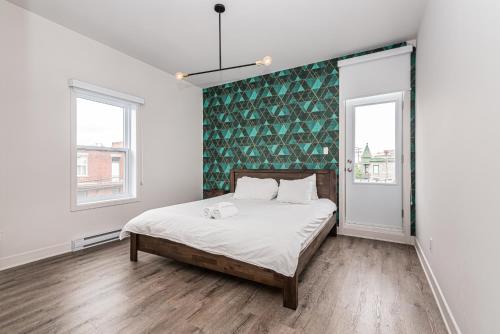 蒙特利尔2 Bedroom Luxury in the Mile End by Den Stays的一间卧室配有一张绿色墙床