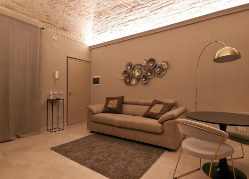 帕尔马Parma Centro House的客厅配有沙发和桌子