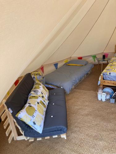 Esgair-geiliogDyfi Dens Machynlleth的帐篷内带两张床的房间