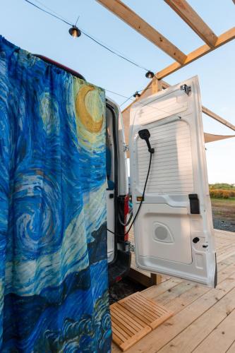 圣胡安Van Gogh的开在甲板上的露营车,车门开