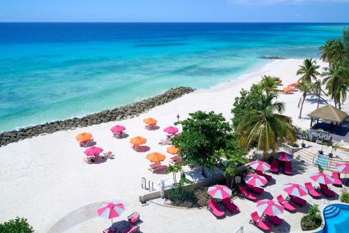 基督教堂市O2 Beach Club & Spa All Inclusive by Ocean Hotels的享有海滩的空中景致,配有遮阳伞和海洋