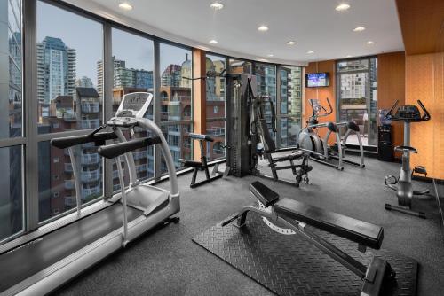 温哥华The Parker Hotel Vancouver的大楼内带跑步机和机器的健身房