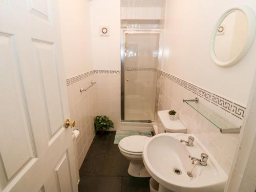 波特马多克Avondale的白色的浴室设有卫生间和水槽。