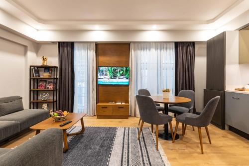 伊斯坦布尔SALA SUITES的客厅配有沙发和桌椅