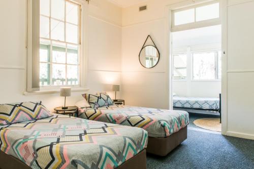 安娜湾斯蒂芬斯港度假酒店的带2扇窗户的客房内的2张床