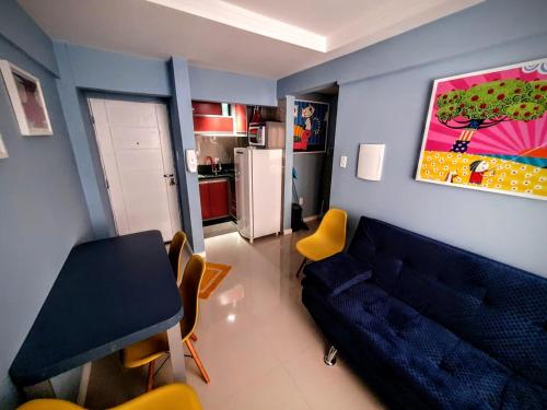 巴拉奈里奥-坎布里乌APTO BEIRA MAR BALNEARIO CAMBORIU的客厅配有蓝色的沙发和桌子