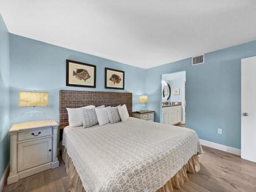 西耶斯塔岛Newly Fully Updated and Modern, Short Walk to BEACH的一间卧室设有一张床和蓝色的墙壁