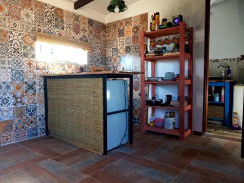 德尔迪阿布罗角Viudita del Diablo的厨房配有冰箱和瓷砖墙