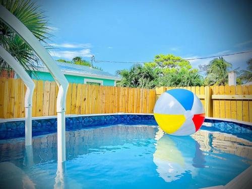 德尔雷比奇Cute Tiny House w Private Plunge Pool near Beach的游泳池里一个五颜六色的沙滩球