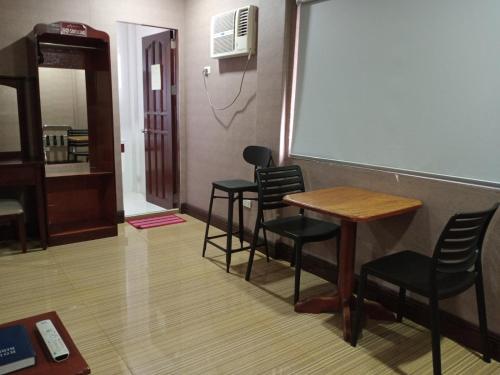 桑托斯将军城AB Star Suites的教室,带椅子和桌子,还有白板