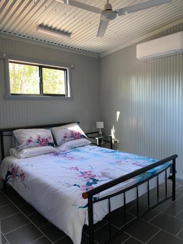 Marrakai克罗博里公园酒馆酒店的一间卧室设有一张床和一个窗口