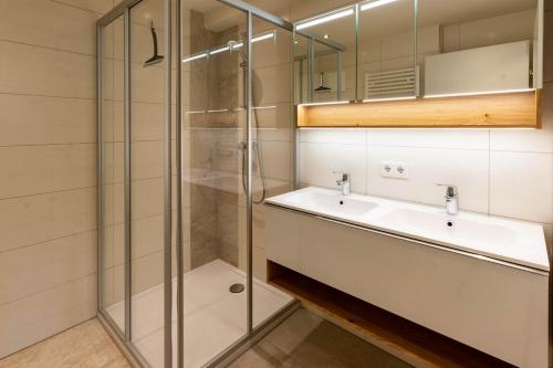 圣迈克尔隆高Gästehaus Schwaiger的一间带水槽和淋浴的浴室