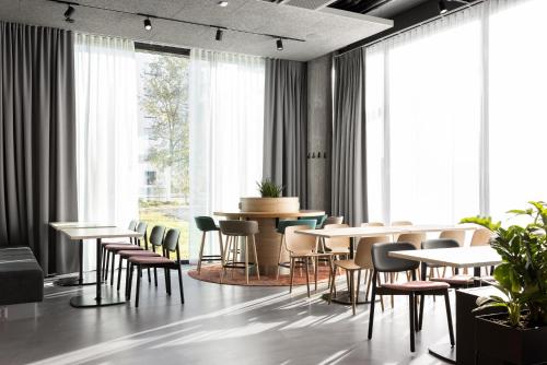 万塔Noli Myyrmäki的用餐室设有桌椅和窗户。