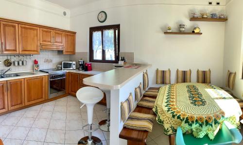 特雷梅佐La Dolce Vista的厨房中间设有桌子