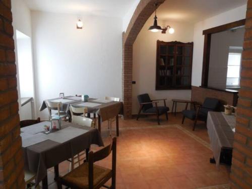 RigosoLe Camere della Piazza的一间在房间内配有桌椅的餐厅