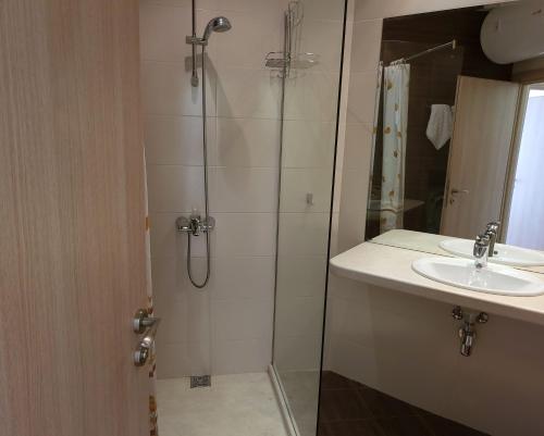 瓦尔纳Elegantz Apartments LaMer的带淋浴和盥洗盆的浴室