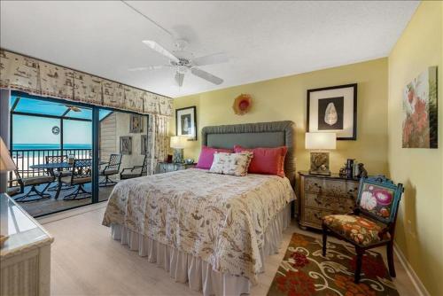 博卡格兰德Sea Oats 115 Condominium Condo的一间卧室设有一张床和一个阳台