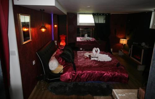 CormellesBDC Le Boudoir de Cormelles的一间卧室配有两张带毛巾的床