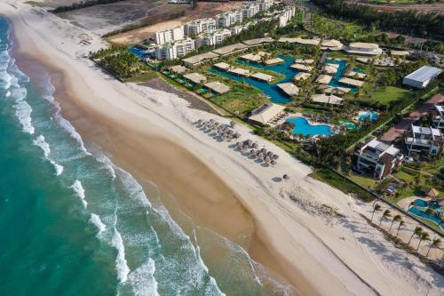 阿奎拉兹Dom Pedro Laguna Beach Resort & Golf的享有海滩和海洋的空中景致