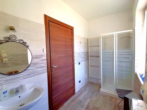 斯科佩洛ManuEbbasta的一间带水槽和镜子的浴室