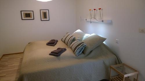 伊萨菲尔德私人住宅与花园度假屋的一间卧室配有一张床,上面有两条毛巾