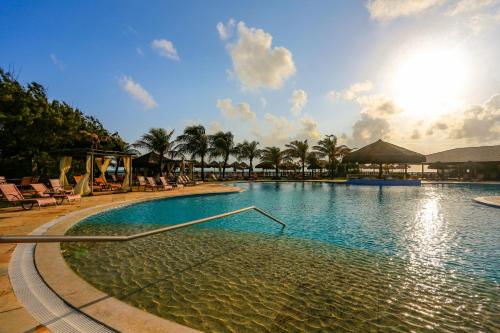 阿奎拉兹Dom Pedro Laguna Beach Resort & Golf的棕榈树度假村的游泳池