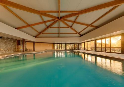埃武拉埃武拉酒店 的大楼内的大型游泳池