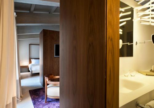 巴塞罗那巴塞隆纳美世酒店的一间带浴缸和水槽的浴室