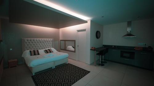 乐罗夫Love night Marseille jacuzzi的一间卧室配有一张床和一张书桌