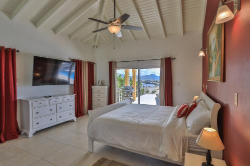 马霍礁Reflection Z 5 Star Villa的一间卧室配有一张床和吊扇