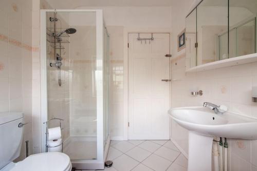 伯明翰Comfortable rooms的白色的浴室设有水槽和淋浴。