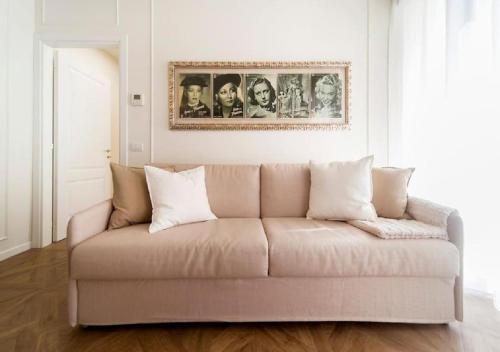 维罗纳Madonna Montecchi Luxury Suite in Verona的客厅的沙发,墙上挂着一幅画