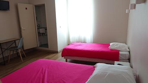 格拉马欧洲酒店的小客房内的两张床和粉红色床单