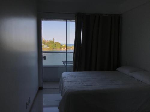 伊列乌斯Vista Mar Premium的一间卧室设有一张床和一个美景窗户。