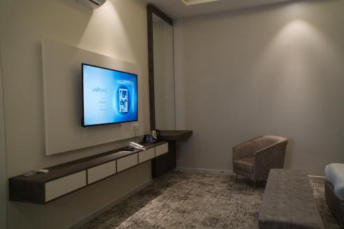 艾卜哈فندق راديانس جراند的客厅设有壁挂式平面电视。