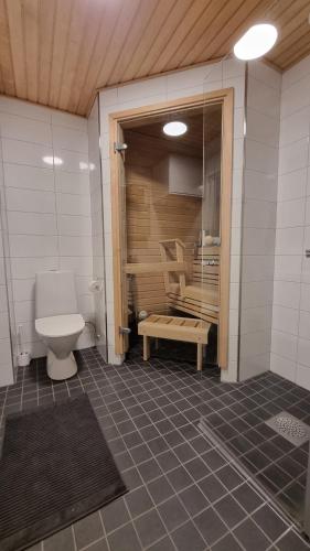 波里First Class-Annankatu的一间带卫生间的浴室和一张桌子。