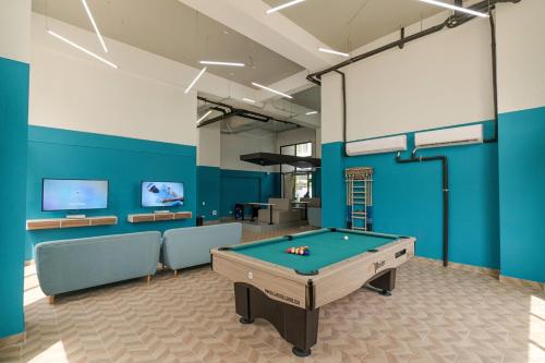 巴兰基亚LivinnX Barranquilla的台球室设有台球桌和屏幕