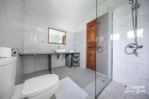 安塞奥潘嘉美拉海滩宾馆的浴室配有卫生间、淋浴和盥洗盆。