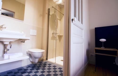 莱萨布勒-多洛讷LES CORDERIES的一间带卫生间和玻璃淋浴间的浴室