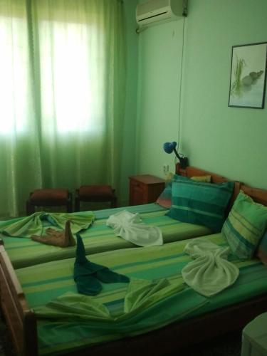 洛泽内茨Hotel Strajica的一间卧室配有两张带毛巾的床