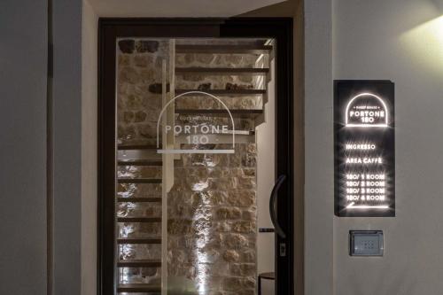 Roveredo in PianoPortone180 Guest House的通往酒窖的门,墙上有标志